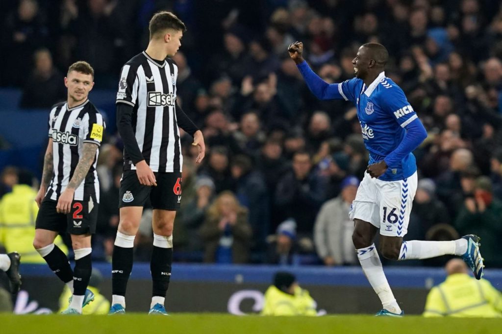 Doucouré-Everton-gol-imago1037761364h O meio-campista Doucouré comemorando gol do Everton na vitória em cima do Newcastle