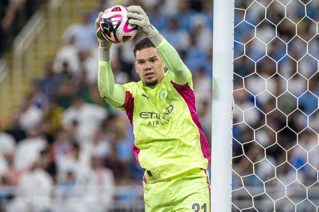 Goleiro Ederson do Manchester City defendendo bola em jogo do Mundial de Clubes
