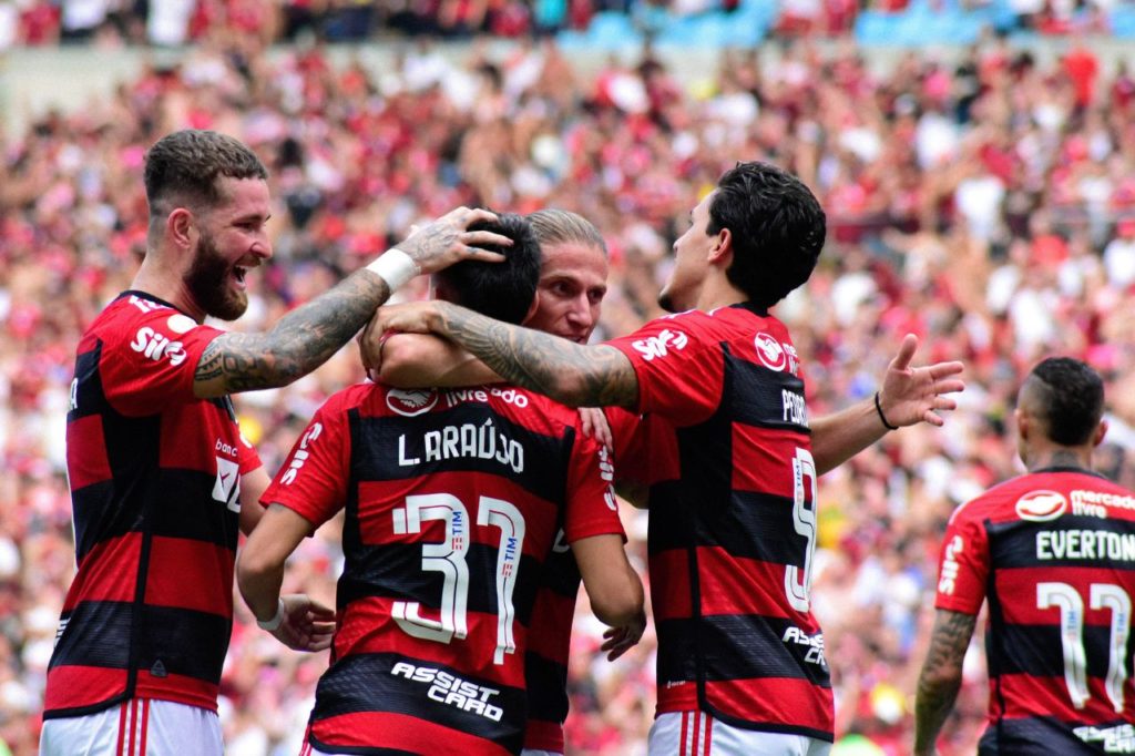Filipe-Luís-e-Luiz-Araújo-Flamengo-gol-imago1037632498h Lateral Filipe Luís abraçando o atacante Luiz Araújo do Flamengo
