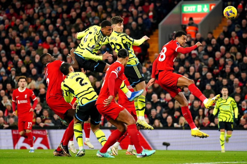 Gabriel-Magalhaes-Arsenal-gol-imago1038303292h Zagueiro Gabriel Magalhães marcando o gol do Arsenal no empate com o Liverpool
