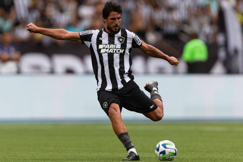 Gabriel-Pires-Botafogo-imago1037369830h O meia Gabriel Pires em ação pelo Botafogo
