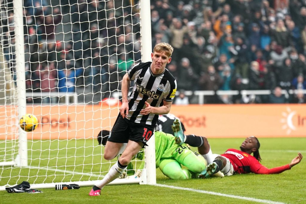 Gordon marcando o gol da vitória do Newcastle em cima do Manchester United