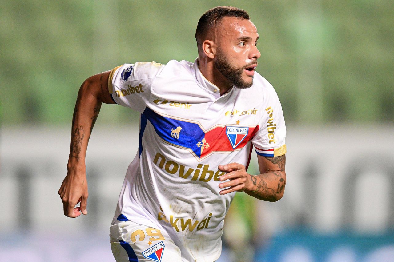 Atacante Guilherme, acertado com o Santos, jogando pelo Fortaleza