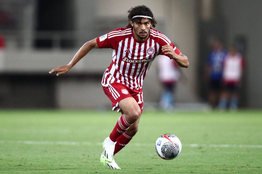 Gustavo-Scarpa-Olympiacos-jogo-imago1033598579h Meia Gustavo Scarpa jogando pelo Olympiacos, onde estava atuando por empréstimo