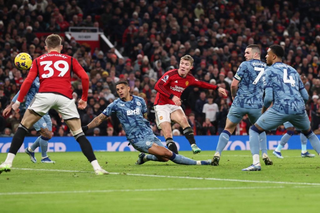 Hojlund-Manchester-United-gol-imago1038364126h Centroavante Hojlund marca para o Manchester United na vitória por 3 a 2 sobre o Aston Villa