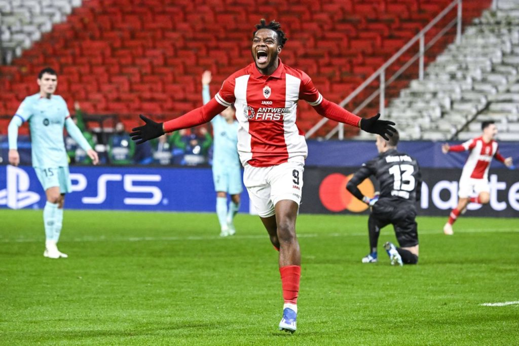 Ilenikhena-Royal-Antwerp-gol-imago1037971526h Ilenikhena comemorando o gol da vitória do Royal Antwerp em cima do Barcelona pela Champions League