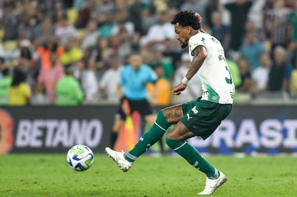 Volante Jailson em ação pelo Palmeiras no Brasileirão