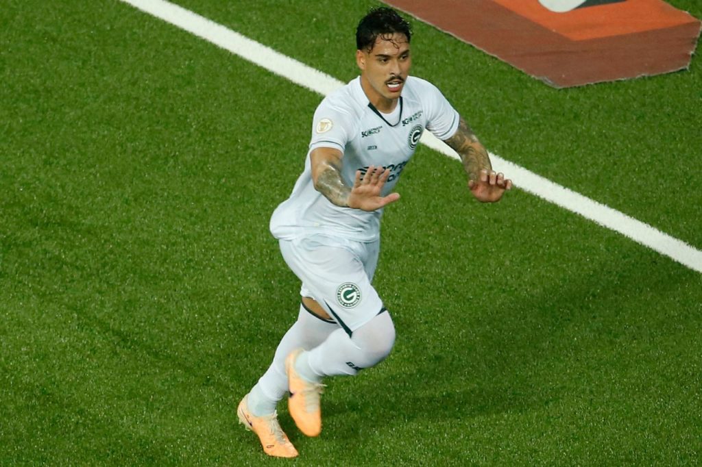 Lucas-Halter-Goiás-jogo-imago1035063923h Zagueiro Lucas Halter, que está perto de fechar com o Botafogo, em ação pelo Goiás no Brasileirão