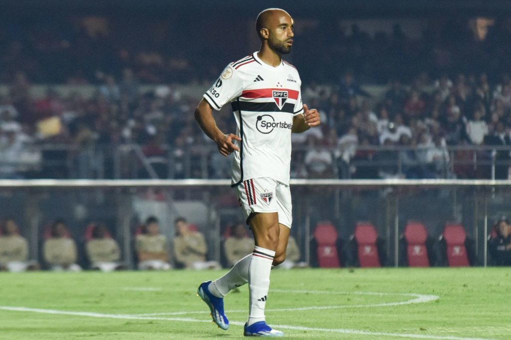 Lucas-São-Paulo-jogo-imago-1037366196h Meia Lucas Moura jogando pelo São Paulo no Brasileirão