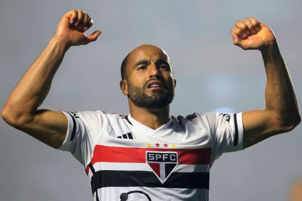 Lucas comemorando gol pelo São Paulo