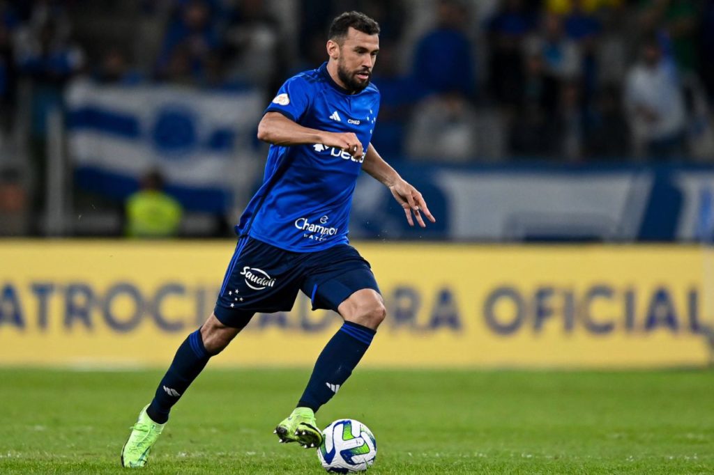 Luciano-Castán-Cruzeiro-jogo-imago1031162509h Zagueiro Luciano Castán, reforço do Sport, jogando pelo Cruzeiro no Brasileirão 2023