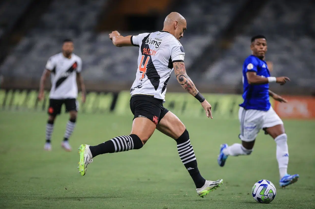 Vasco anuncia renovação com Maicon e saída de Alex Teixeira