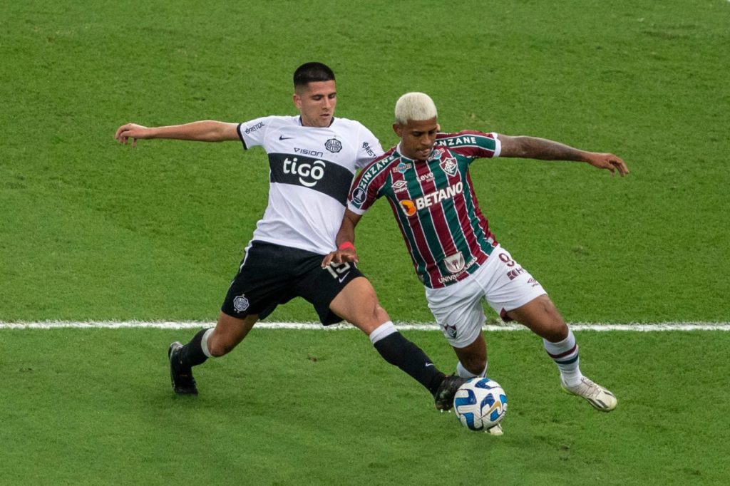 Mateo-Gamarra-zagueiro-imago1033692916h Zagueiro Mateo Gamarra, que reforça o Athletico, em ação pelo Olimpia