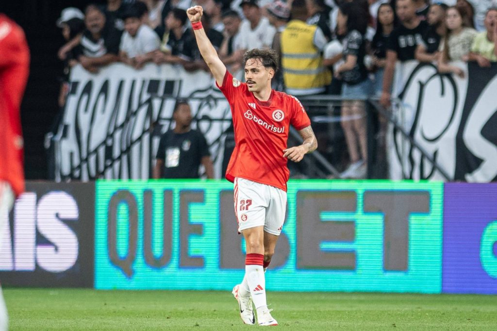 Mauricio-Inter-gol-imago1037588403h Mauricio do Internacional comemorando gol na vitória sobre o Corinthians pelo Brasileirão