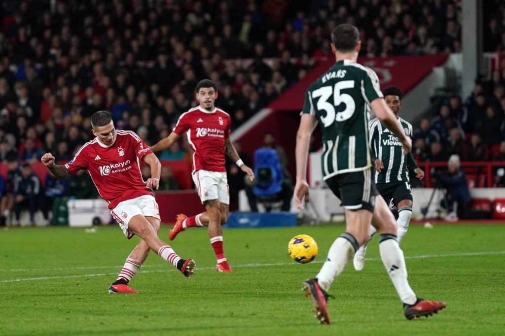 Nicolas-Dominguez-Nottingham-Forest-gol-imago1038450108h O meia Nicolás Domínguez marca o primeiro gol para o Nottingham Forest em cima do Manchester United