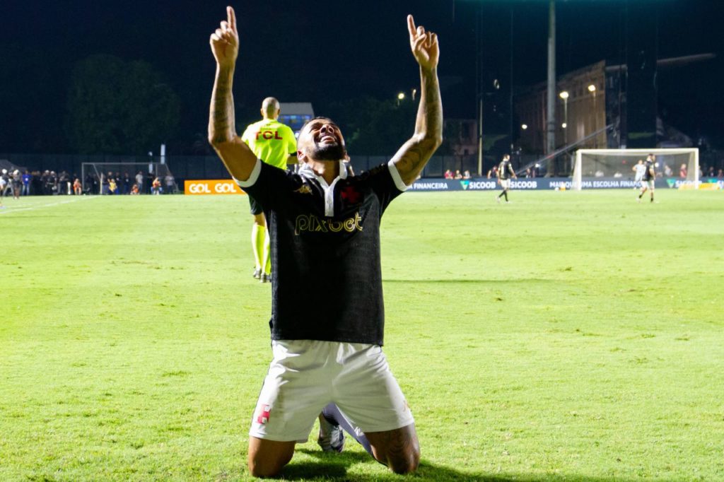 Paulinho-Vasco-gol-imago-1037740726h Paulinho comemorando gol do Vasco na vitória em cima do RB Bragantino pelo Brasileirão