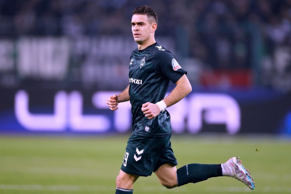 Atacante Borré, que interessa ao Inter, jogando pelo Werder Bremen