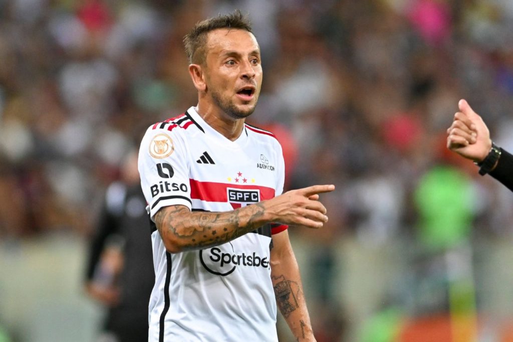 Rafinha-São-Paulo-jogo-imago1037208406h Lateral Rafinha em jogo do São Paulo pelo Brasileirão