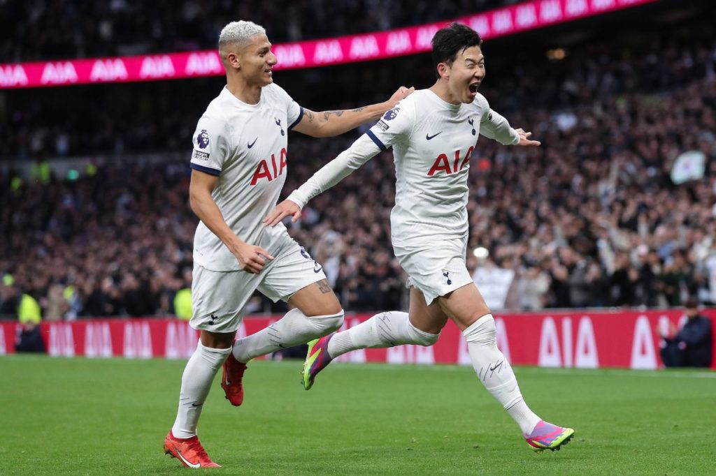 Richarlison-Son-Tottenham-gol-imago1038297377h Richarlison comemorando com Son Heung-Min na vitória do Tottenham