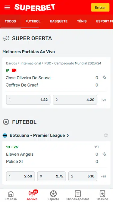 Captura de tela da página de apostas ao vivo da Superbet. Na lista, pode-se ver uma partida de dardos e outra de futebol. 