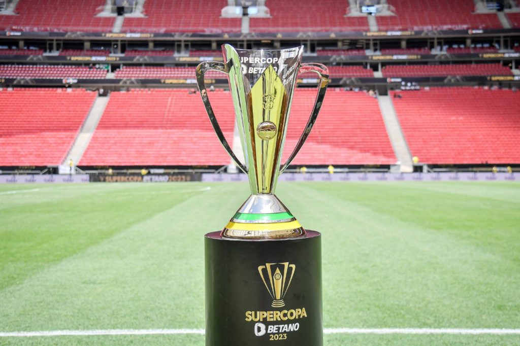 Supercopa-do-Brasil-taça-imago1023214424h Troféu da Supercopa do Brasil no gramado