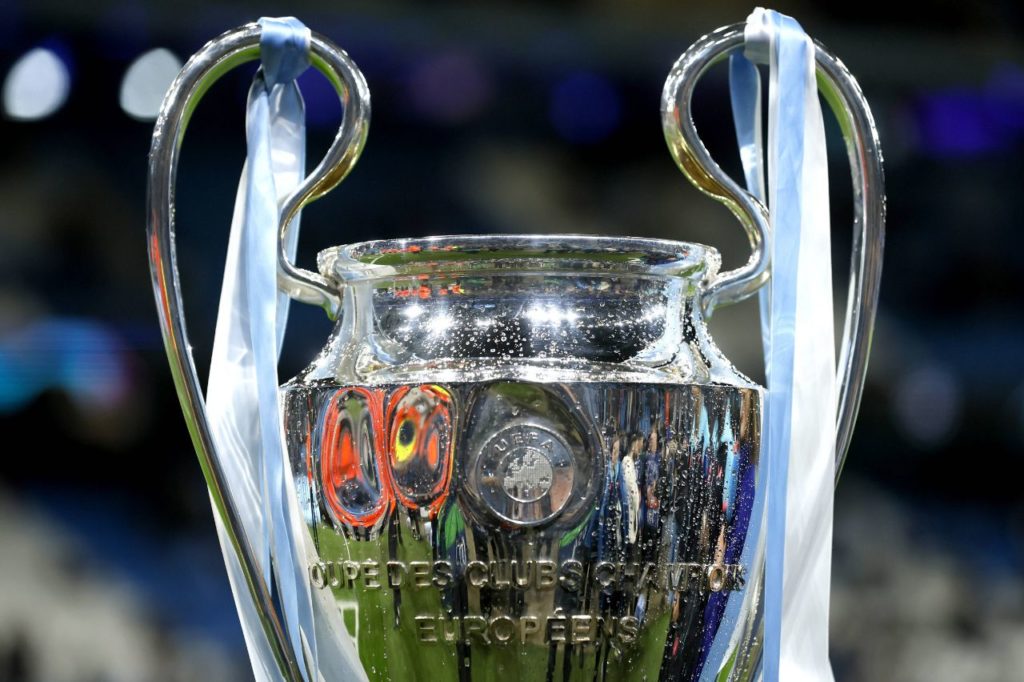 Taça-Champions-League-imago1-36720563h Troféu da Liga dos Campeões da Uefa exibido em jogo