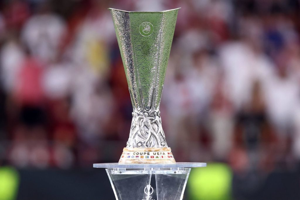 Taça-Liga-Europa-sorteio-imago1030570107h Troféu da Liga Europa, que define confrontos de mata-mata antes das oitavas de final