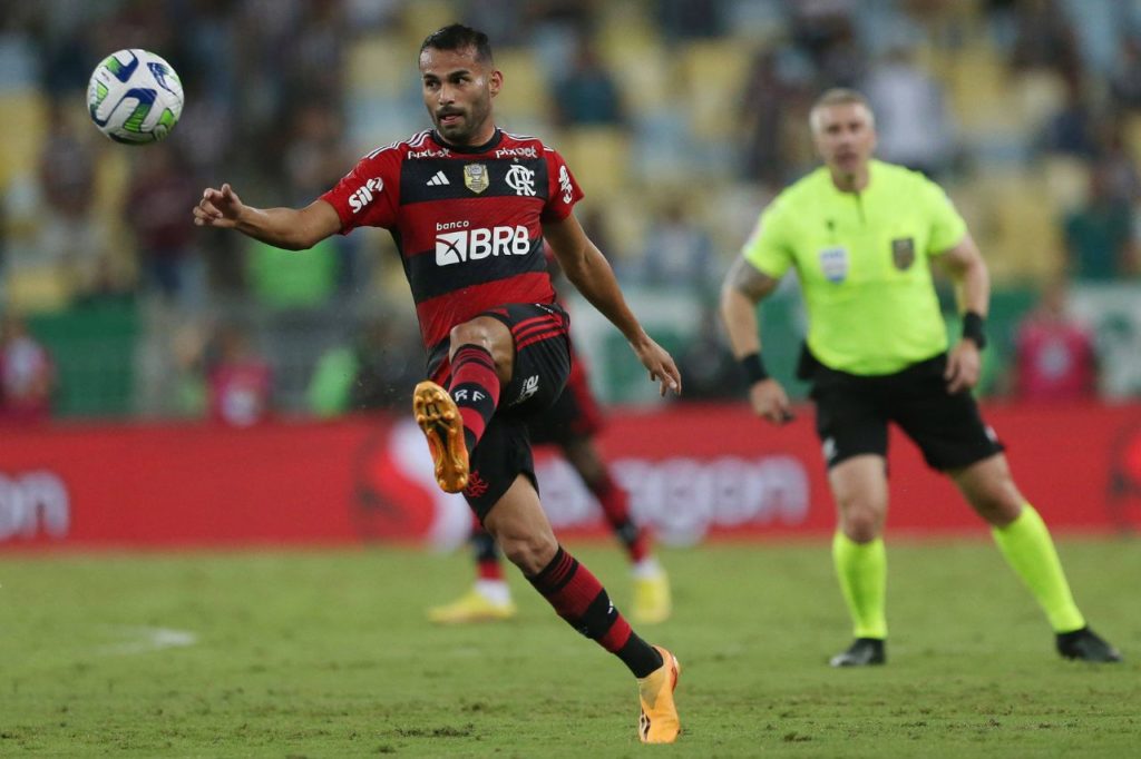 Volante Thiago Maia do Flamengo em ação