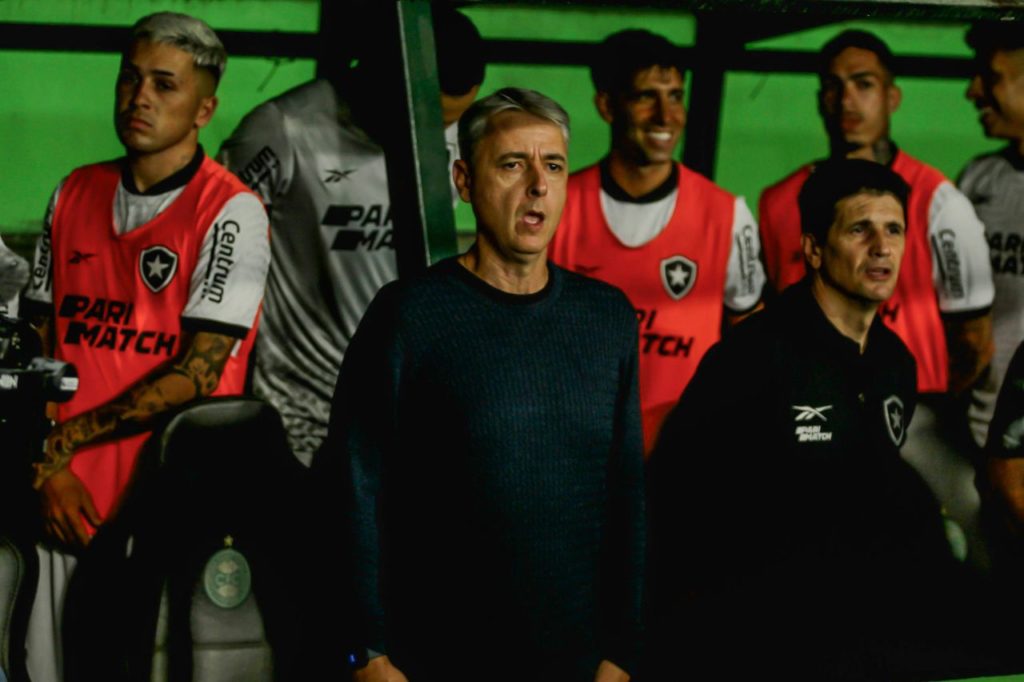 Tiago-Nunes-técnico-Botafogo-imago1037514171h Técnico Tiago Nunes no comando do Botafogo pelo Brasileirão