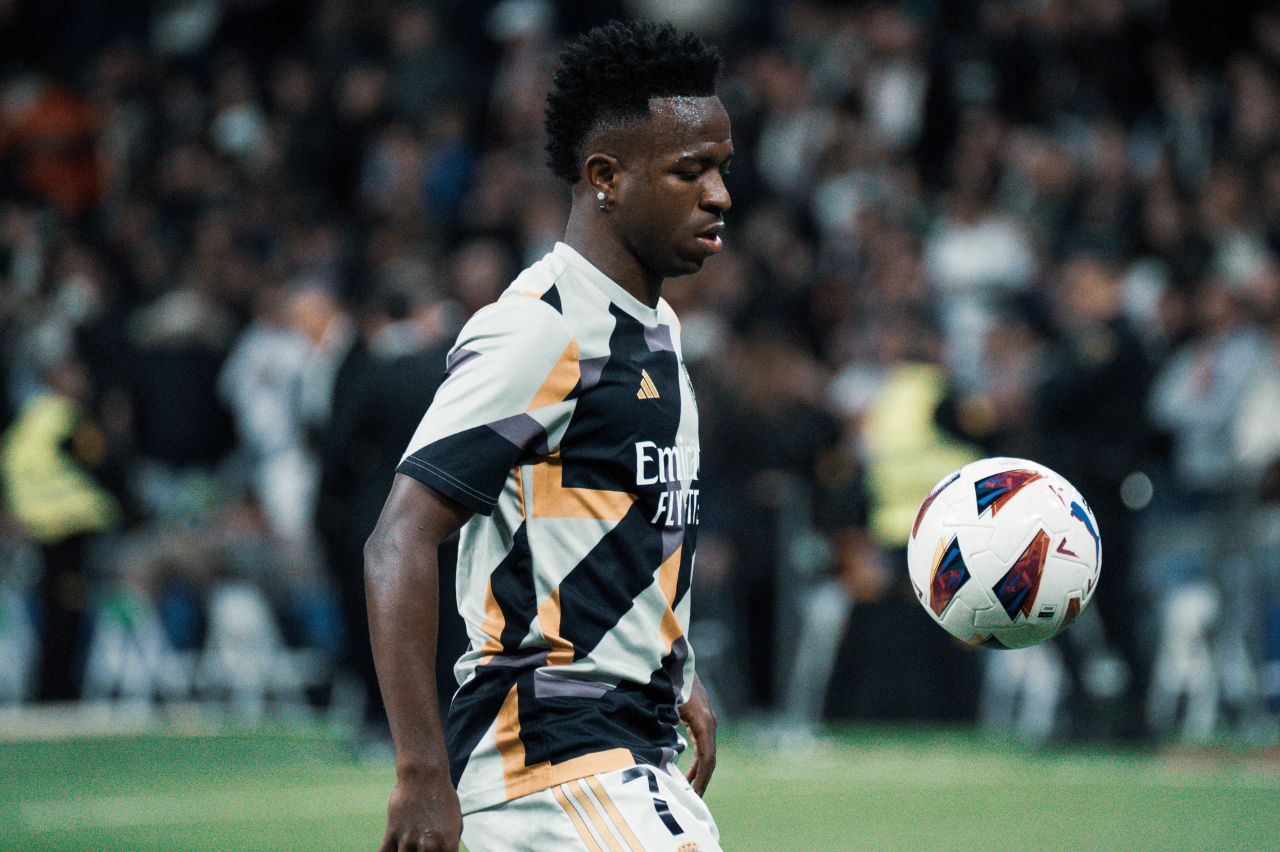 Real Madrid: Vini Jr treina com bola e pode voltar em janeiro
