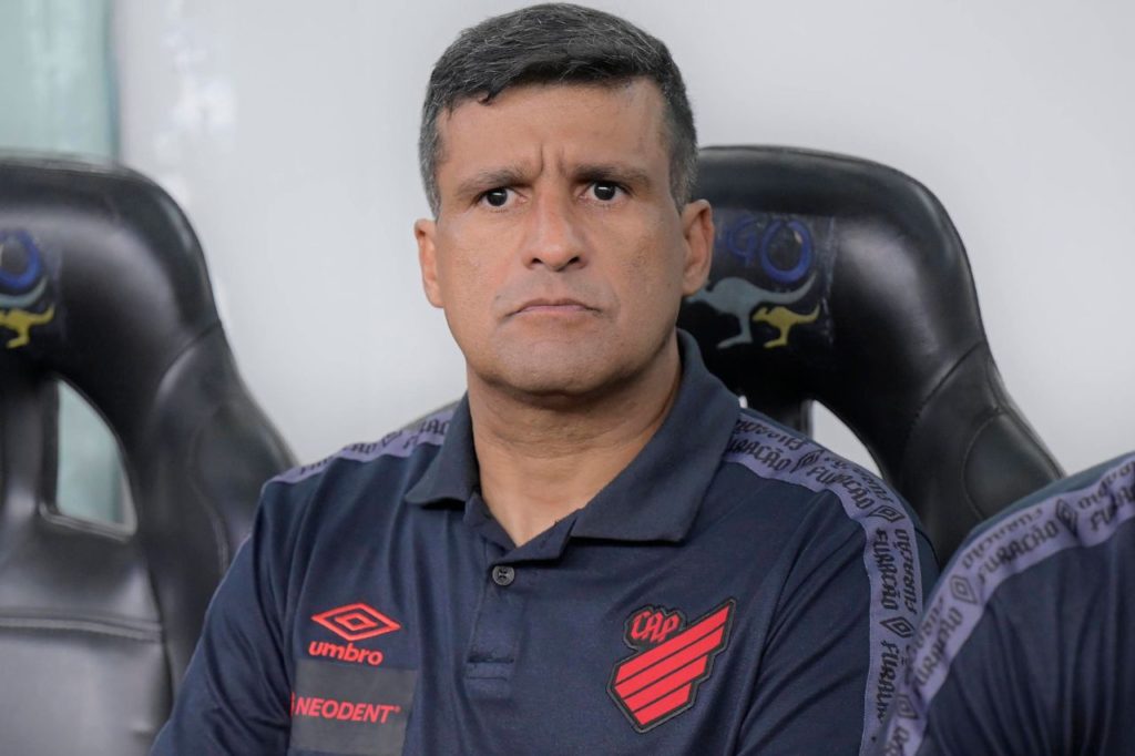 Técnico Wesley Carvalho no comando do Athletico Paranaense