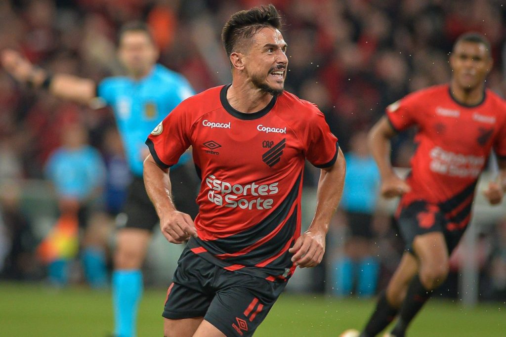 Willian Bigode, novo reforço do Santos, jogando pelo Athletico Paranaense