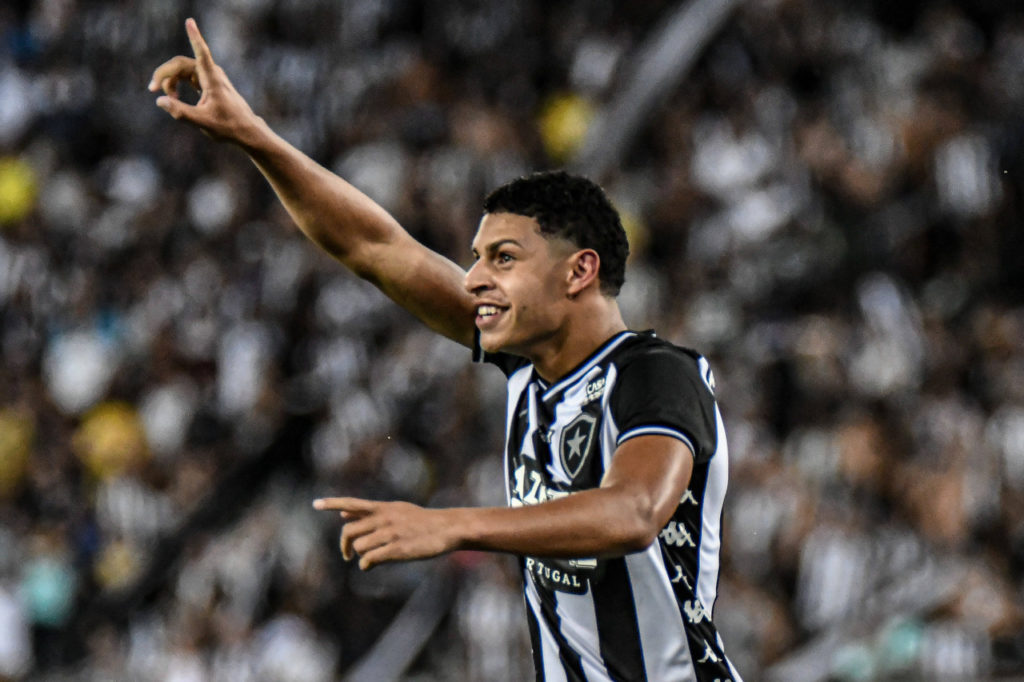 Luís Henrique, do Botafogo, comemora um dos gols que fez pelo clube.