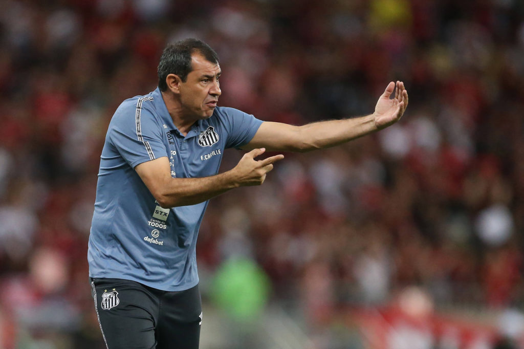 Fábio Carille, técnico de futebol, orienta o time do Santos em sua passagem pelo clube em 2021.