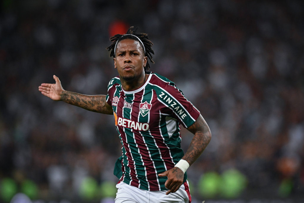 Abel-Hernández-Fluminense-Jogo-imago1008550007h Abel Hernández vestindo a camisa do Fluminense e comemorando um gol pelo clube.