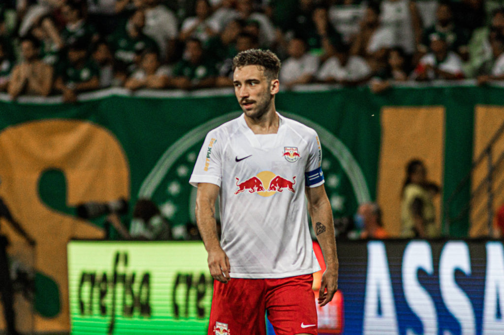 Léo Ortiz, zagueiro do Red Bull Bragantino, observa o adversário durante uma partida do clube.