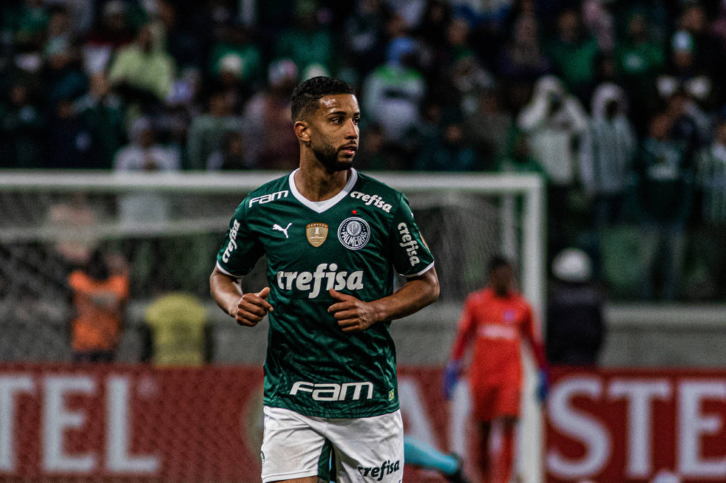 Jorge, do Palmeiras, corre durante uma partida do time.