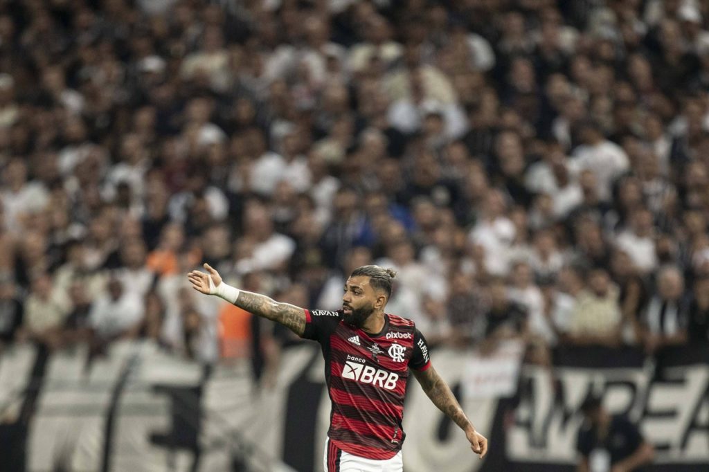 Gabigol-Flamengo-Jogo-imago1016208289h Gabigol, atacante do Flamengo, orienta seus companheiros durante um jogo do time.