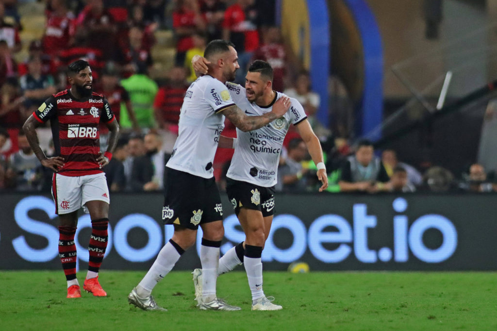 Renato-Augusto-Giuliano-Corinthians-Jogo-imago1016847134h Renato Augusto e Giuliano, jogadores de futebol, vestindo a camisa do Corinthians em uma partida do time.