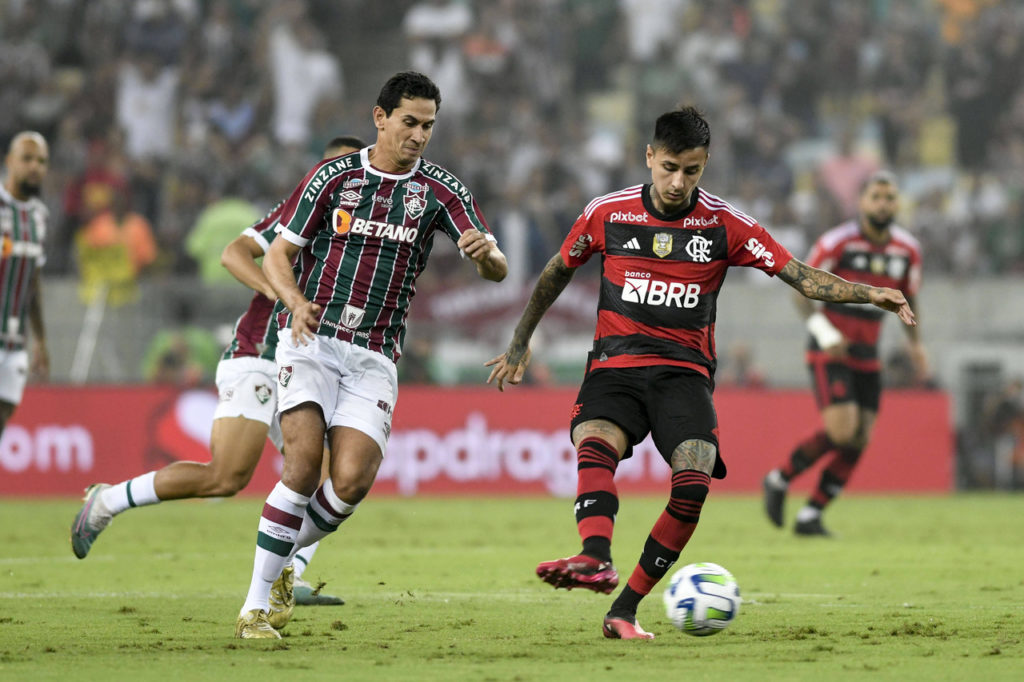 Pulgar-Flaimago-Jogo-1029973023h Erick Pulgar, do Flamengo, toca a bola enquanto é marcado pelo meio-campo do Fluminense Ganso.