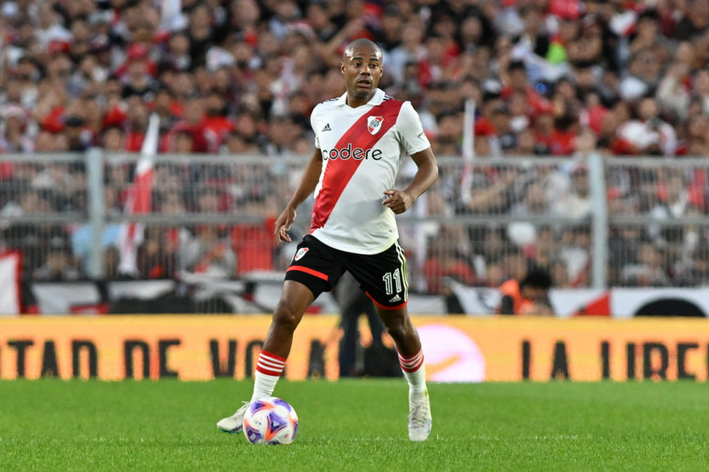 De La Cruz, meia do River Plate, domina a bola durante um jogo do time na temporada.