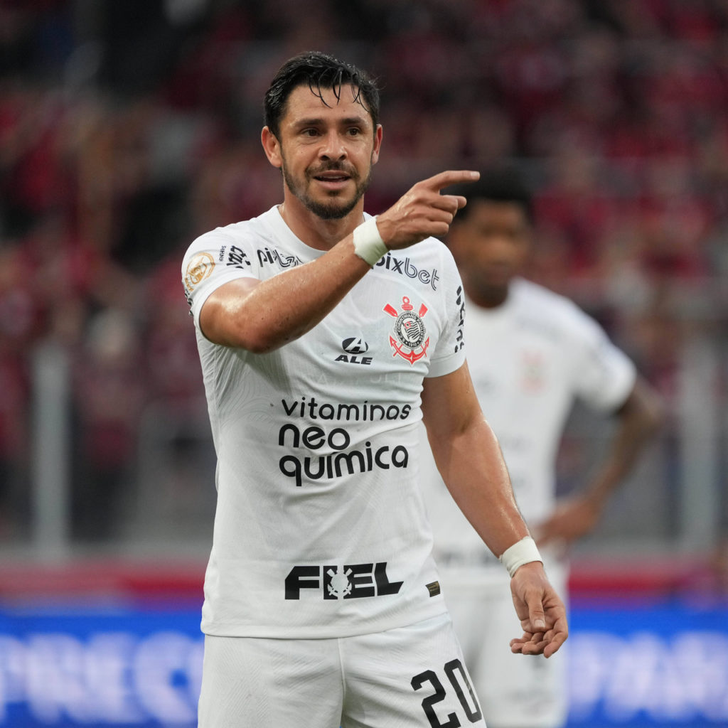Giuliano, do Corinthians, conversa com o companheiro durante uma partida do time no Brasileirão.