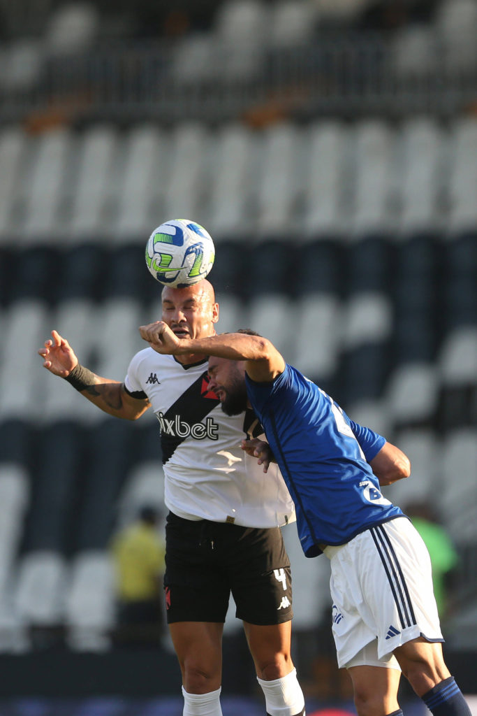 Maicon-Vasco-Jogo-imago1031564566h Maicon, zagueiro do Vasco, disputa uma bola com um colega de profissão durante uma partida contra o Cruzeiro.