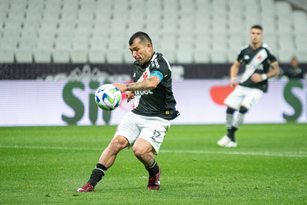 Medel-Vasco-Jogo-imago1032689225h Medel, zagueiro do Vasco, toca na bola durante uma partida o clube.