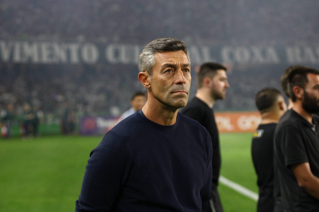 Pedro-Caixinha-RB-Bragantino-Jogo-imago1032944727h Pedro Caixinha, técnico do Bragantino, observa o time antes de uma partida pelo Campeonato Brasileiro.