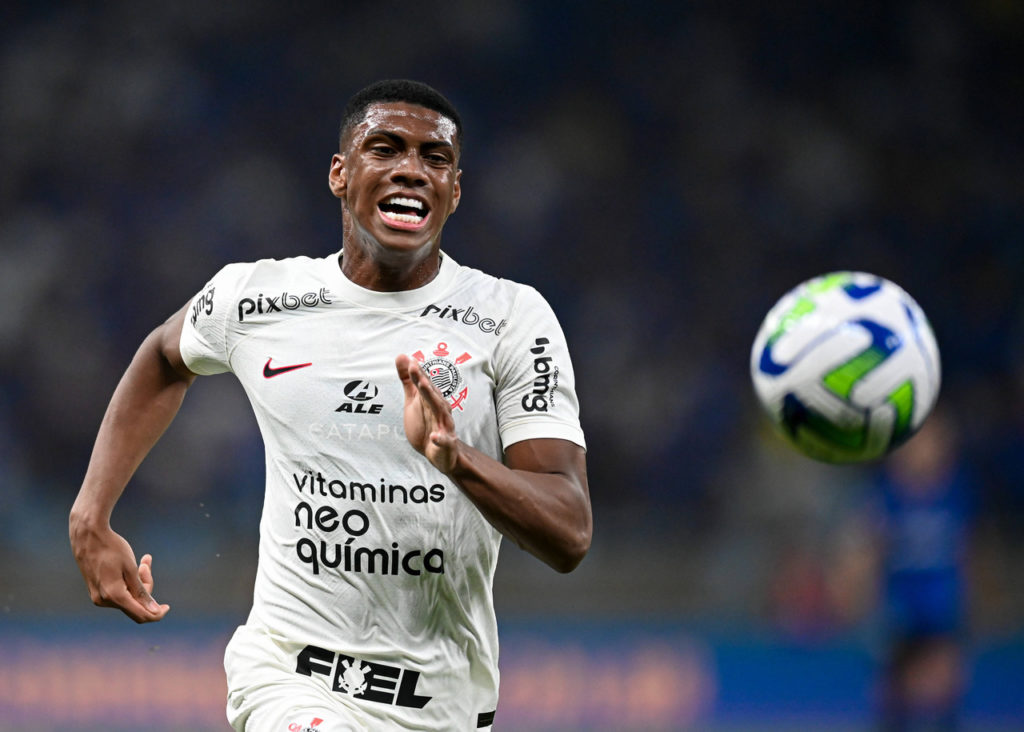 Felipe Augusto, atacante do Corinthians, corre atrás da bola durante um jogo do time no Brasileirão.