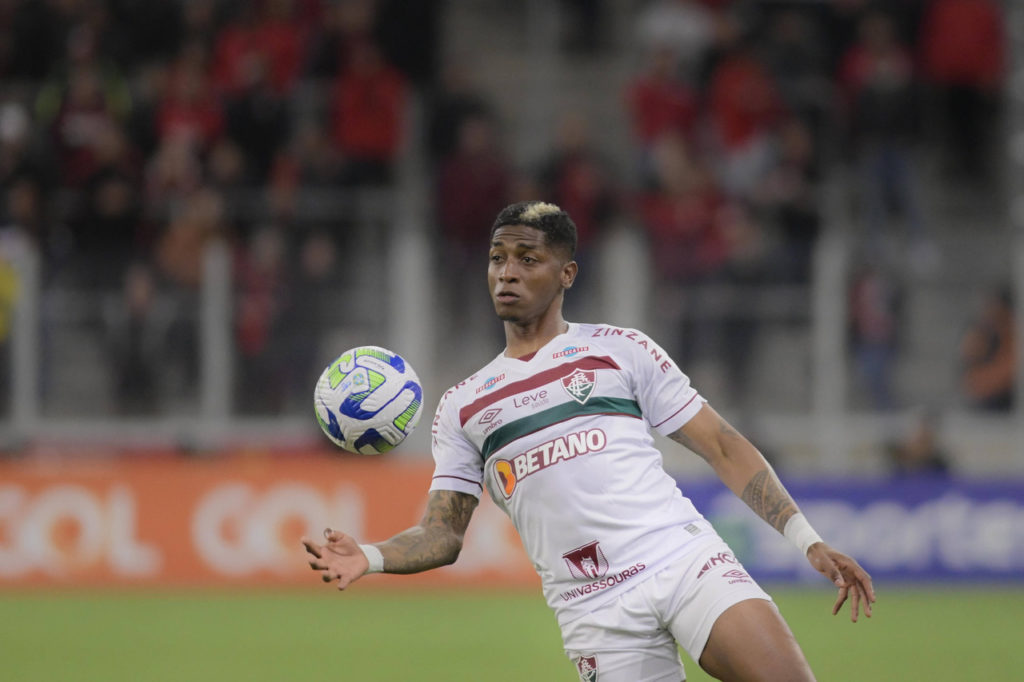 Ginzález-Globo-Jogo-imago1033828578h Yony González, do Fluminense, disputa a bola durante partida do clube.
