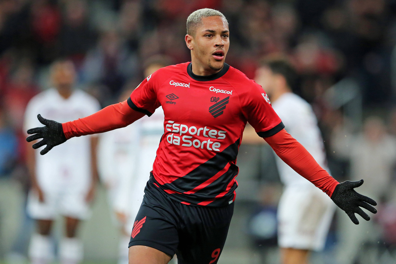 Athletico: Vitor Roque titular e Canobbio fica fora contra o Santos