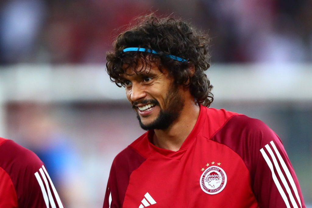 Gustavo=Scarpa-Olympiacos-Jogo-imago1034630158h Gustavo Scarpa com o uniforme do Olympiacos, da Grécia, antes de um jogo pelo Campeonato Grego.