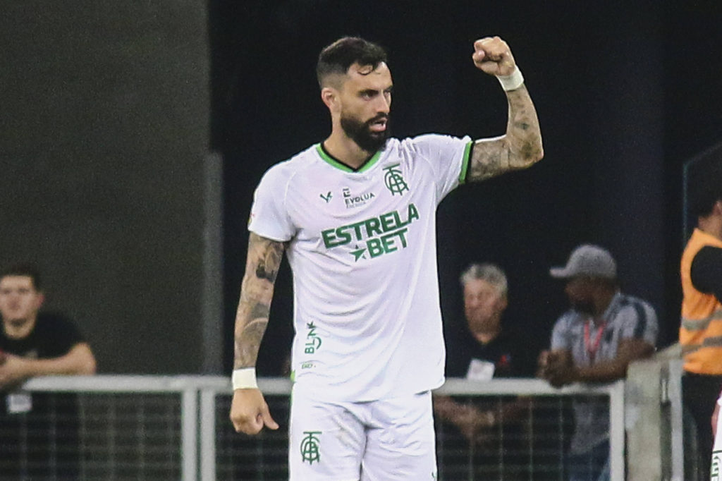 Mastriani, centroavante do América-MG, comemora um gol marcado durante um jogo do time.